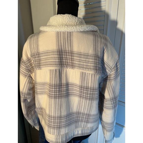 AERIE Cropped Sherpa Lined Shacket Natural Grey & Cream Plaid Pearl Snap Front - Picture 8 of 13